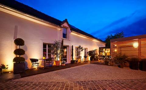 L'Orée des Sens, gite with a champagne jacuzzi.