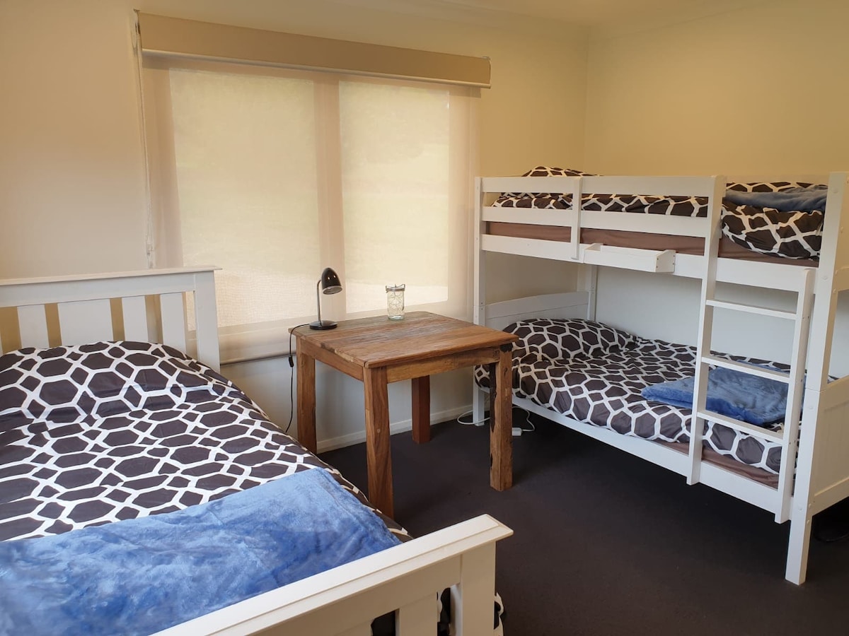 ห้องนอนที่สอง - เตียงเดี่ยวพร้อมเตียงสองชั้นและเตียงสองชั้น (นอนได้ 4 คน)