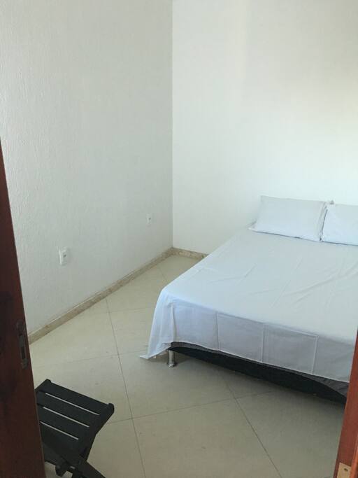 Terceiro quarto com cama de casal