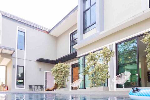 B168 pool villa