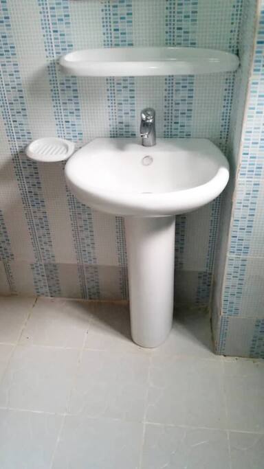 Une vue d'une des salles d'eau, sur les deux disponibles dans la résidence.