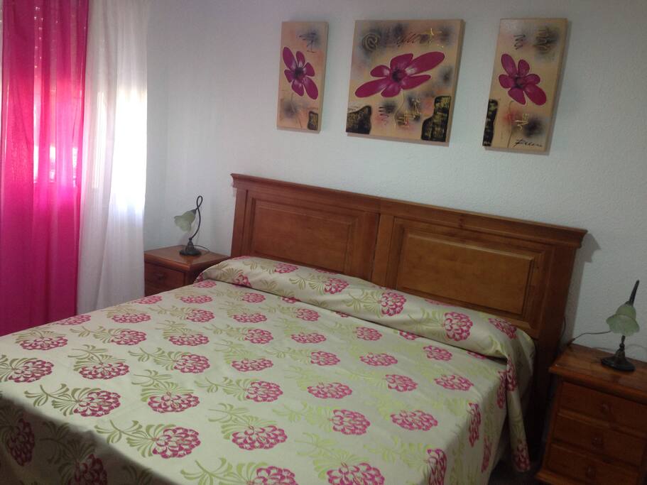 Habitación con cama de 180 cm que se puede separar y convertir en dos camas de 90 cada una