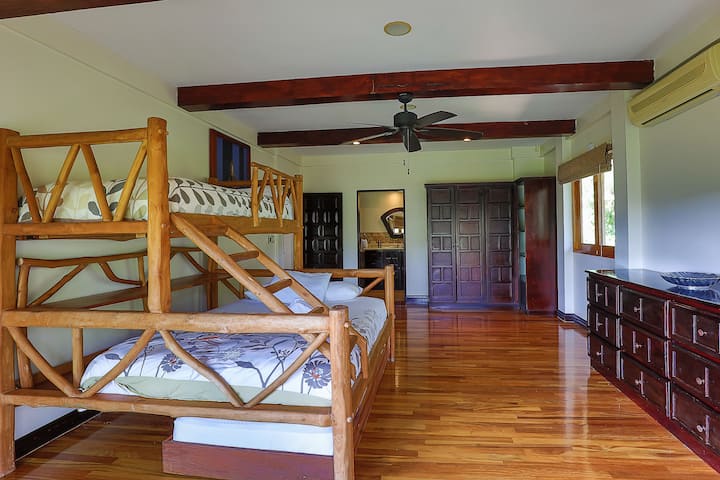 带套内卫生间的3号卧室-非常适合儿童入住 