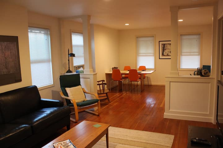 Quaint 2br apt- 1 block walk to Wesleyan & Main St