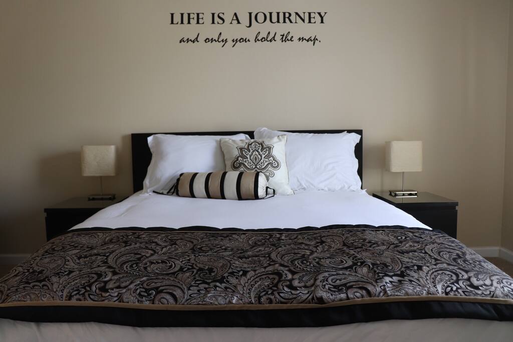 Queen size bed with memory foam mattress. 2 memory foam and 2 standard pillows