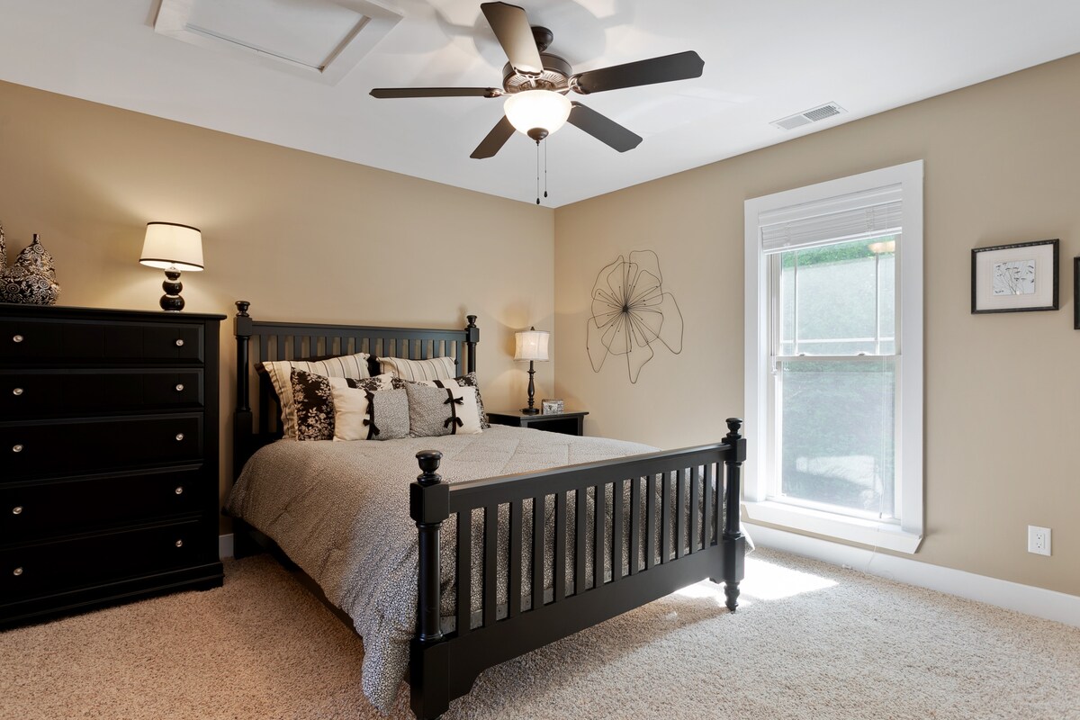 חדר שינה בקומה העליונה השנייה