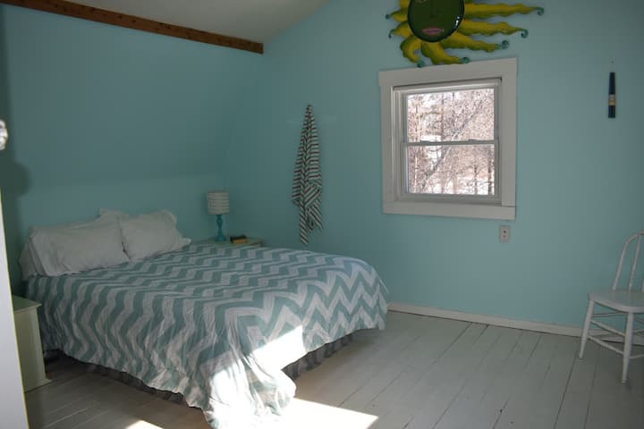Este dormitorio está en el segundo piso, tiene una cama tamaño queen, vestidor y amplio espacio en el armario.  La habitación se pintará en primavera y se publicarán nuevas fotos en ese momento.  