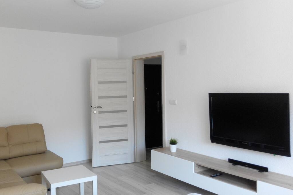 obývací pokoj s lůžkem (living room with king-size bed and sofa)