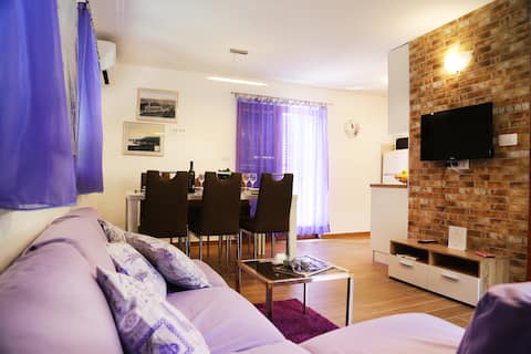 Top performing Airbnb: New, sunny apartment surrounded by nature in Općina Omišalj