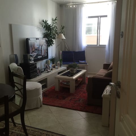 Apartments in Ipanema, close to everything! Beach, shops, restaurants, subway station, everything you need!