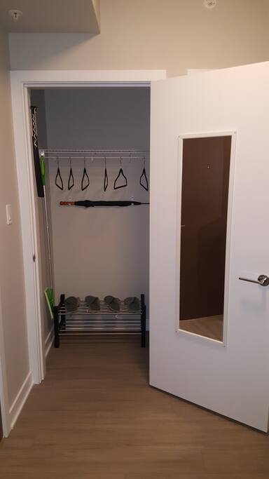 Storage at the entrance. We provide shoehorn, one umbrella, hangers and high quality brand new slippers.
入户门边的衣帽间。我们提供了鞋拔子、雨伞、衣架和全新的高质量拖鞋。