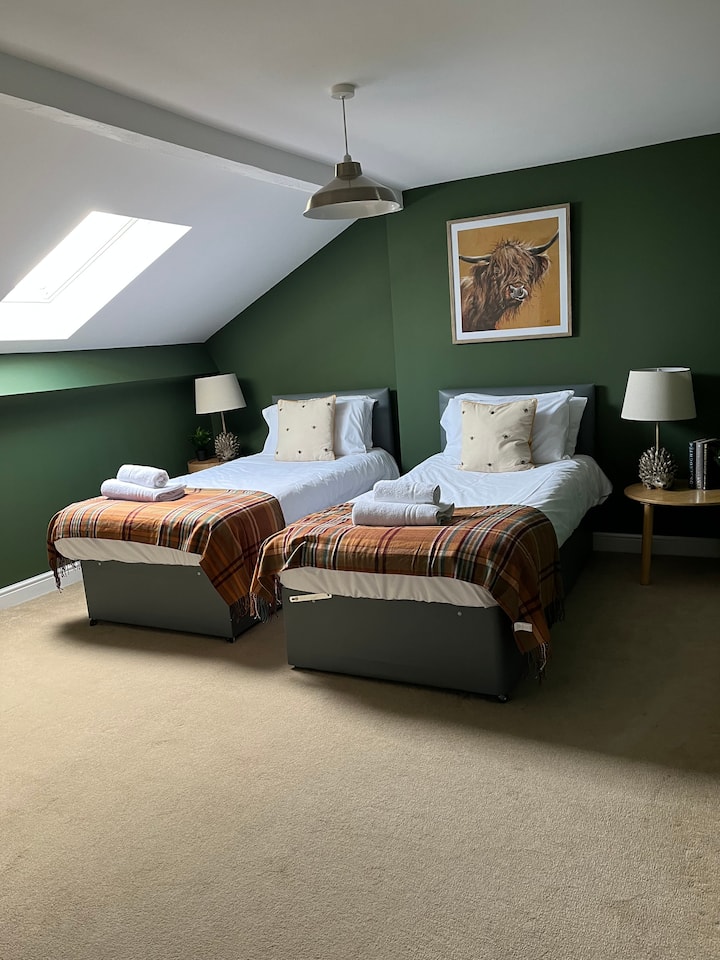 חדר השינה הירוק עם שתי מיטות יחיד