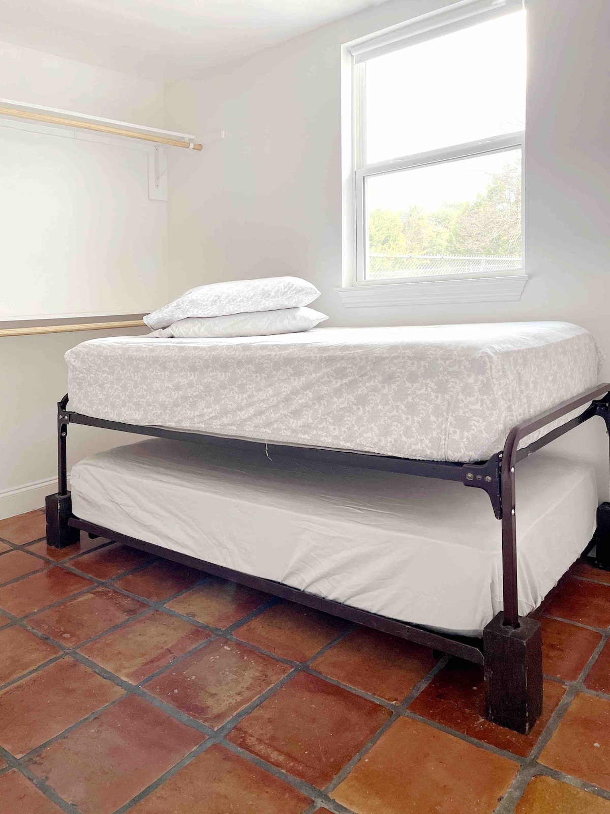 Twee eenpersoons uitschuifbedden in een grote kast/ kamer die aan de kingsize slaapkamer is bevestigd, en aan de andere muur van de eigen badkamer.  De enige toegang is via de kingsize slaapkamer, maar heeft volledige privacy zodra de deur is gesloten. 