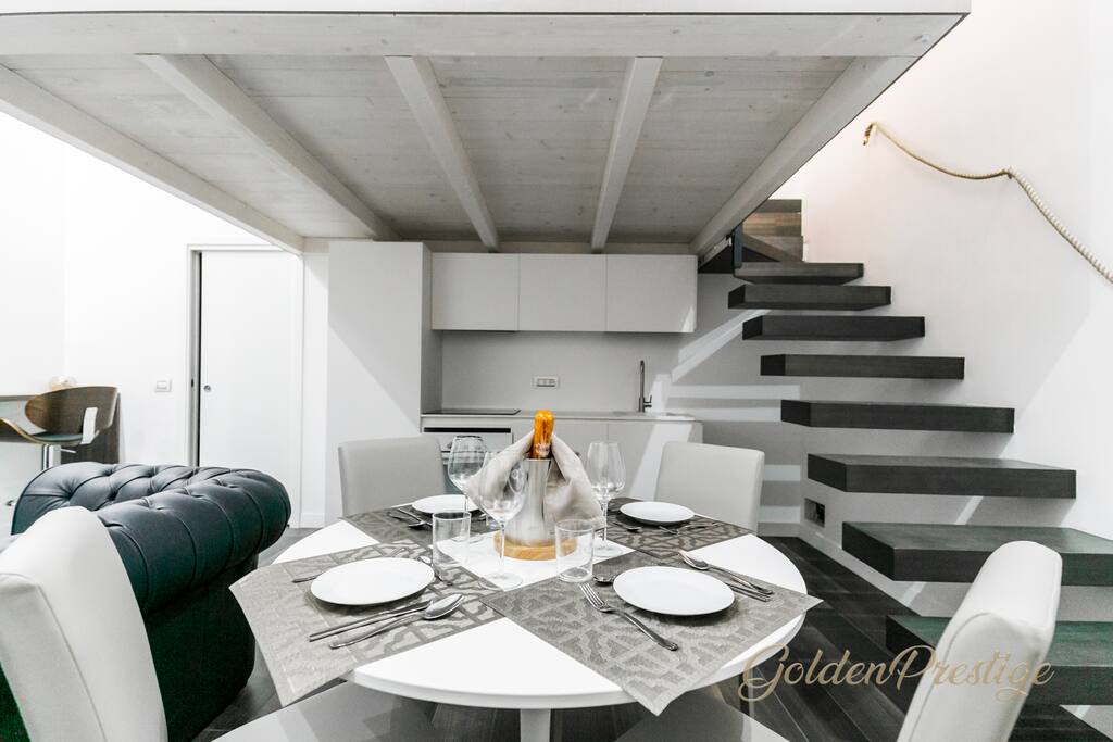 Tavolo da pranzo con cucina a vista