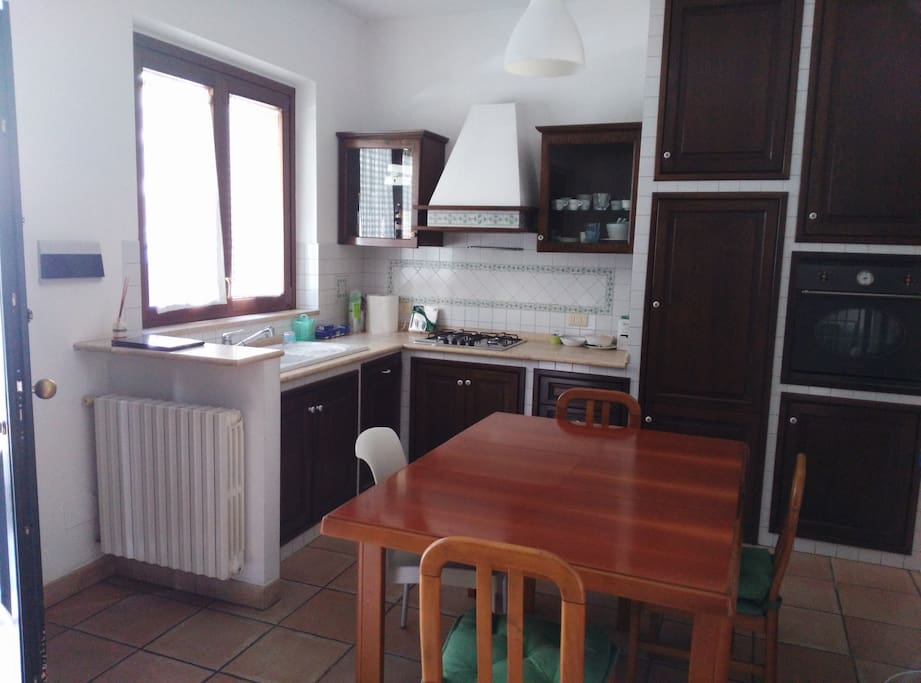 La cucina in muratura con frigo, congelatore, lavastoviglie