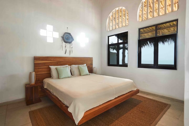 Kitanda cha King Size kilichobuniwa kwa mikono maridadi kwa ajili ya La Kaseeta.