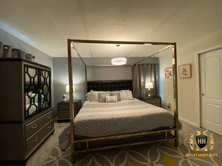 La chambre 2 est située au deuxième niveau. Cette magnifique suite à baldaquin King Size dispose d'un mobilier en cuir crocodile avec deux tables de nuit, d'une armoire et d'une télévision connectée de 50pouces, d'un lit pour bébé avec salle de bains privative 