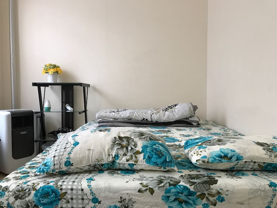 This bedroom is available to book under a different listing. Please ask if you're interested in.