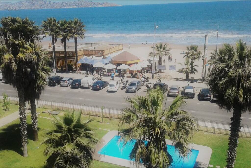 El edificio cuenta con piscina privada.