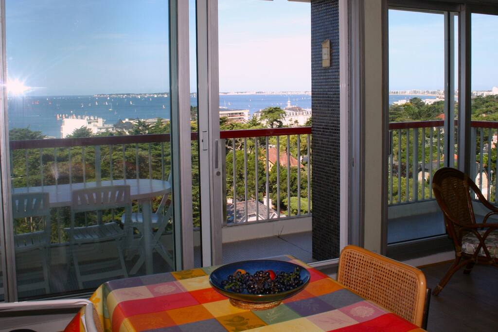 terrasse tout le long de l'appart avec vue imprenable sur la baie de la Baule