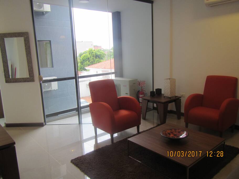 Sala con balcón