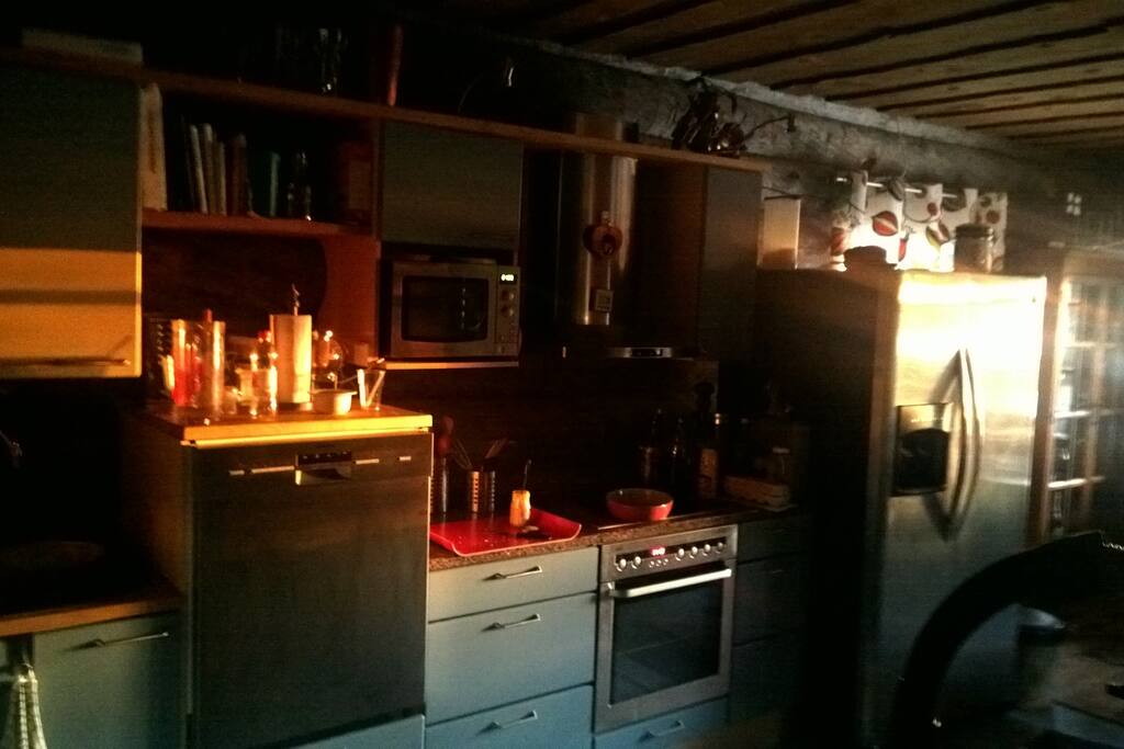 Keittiö, pakastimessa jääpalakone