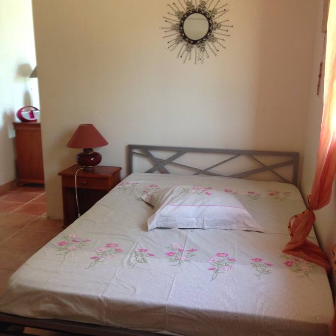 Chambre avec lit double.