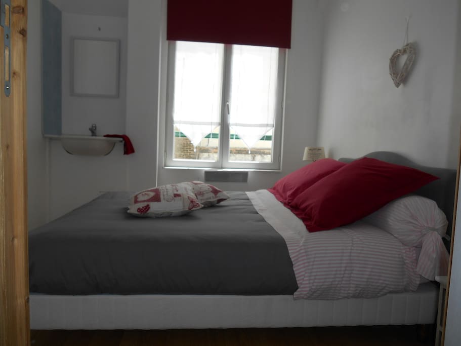 chambre confortable ,au calme sur cour,avec lavabo