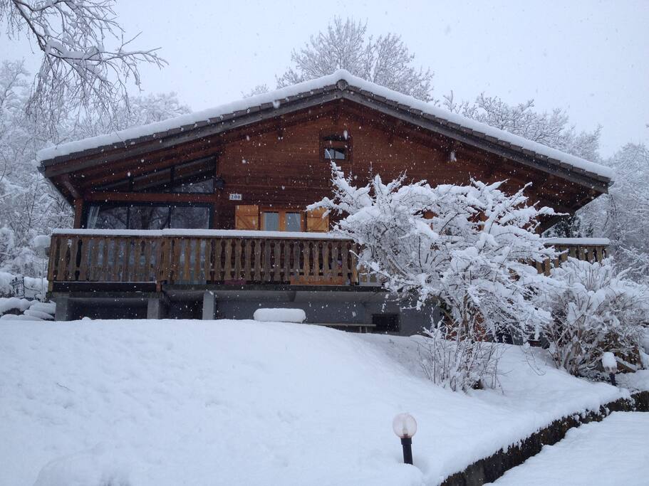 Le chalet sous la neige