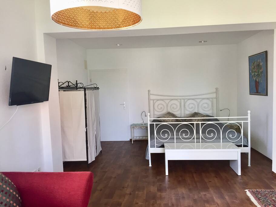 TV (schwenkbar), Kleiderschrank, Bett