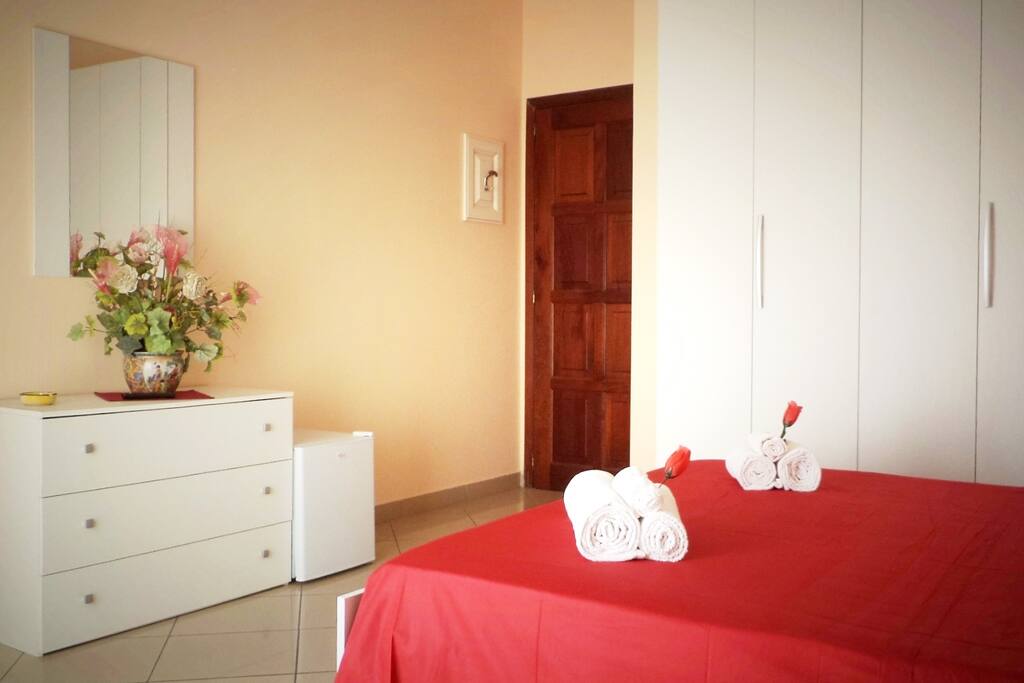 Camera matrimoniale con bagno privato e balcone