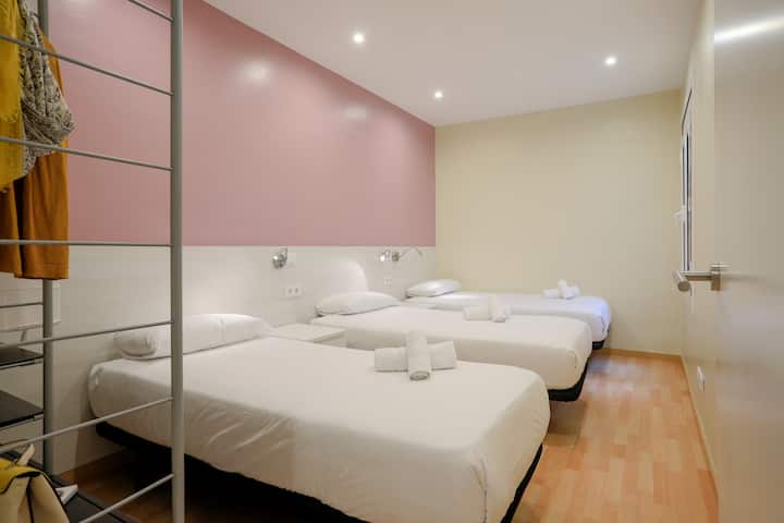 Ოთახი 3- სამადგილიანი ერთადგილიანი საწოლებით