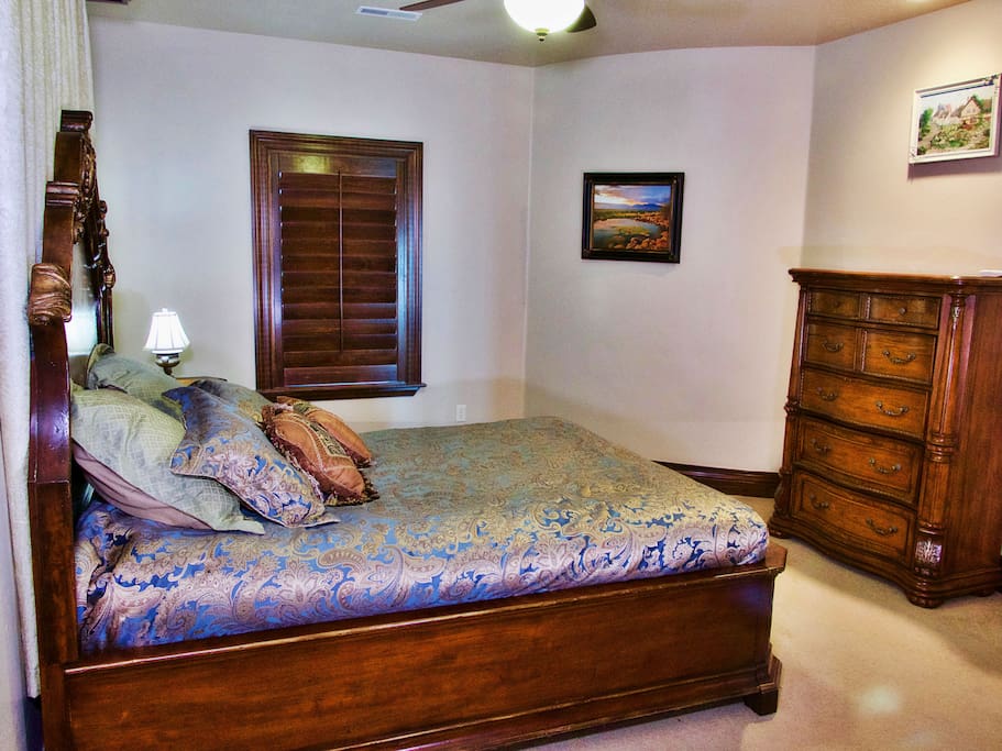 Queen size bed Guest room 2