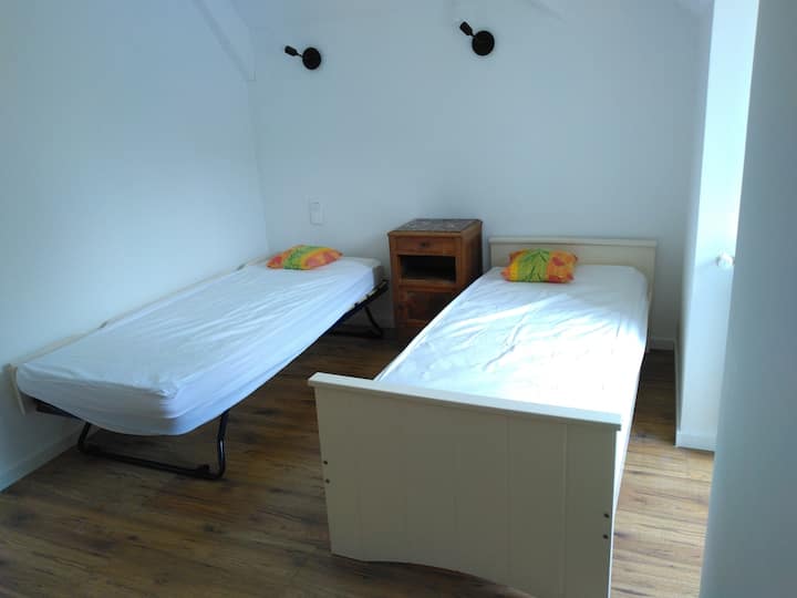 Chumba cha kulala #3, sakafu, vitanda 2 katika mapacha 80. 