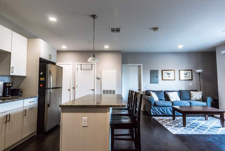 2bed/2bath Apt at Waltham Landing. Middle Unit