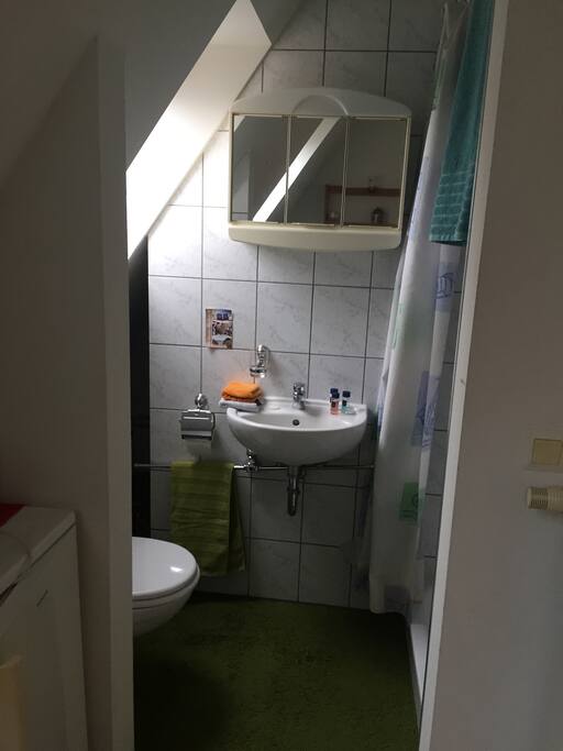 Dusche und WC incl. Handtuchservice