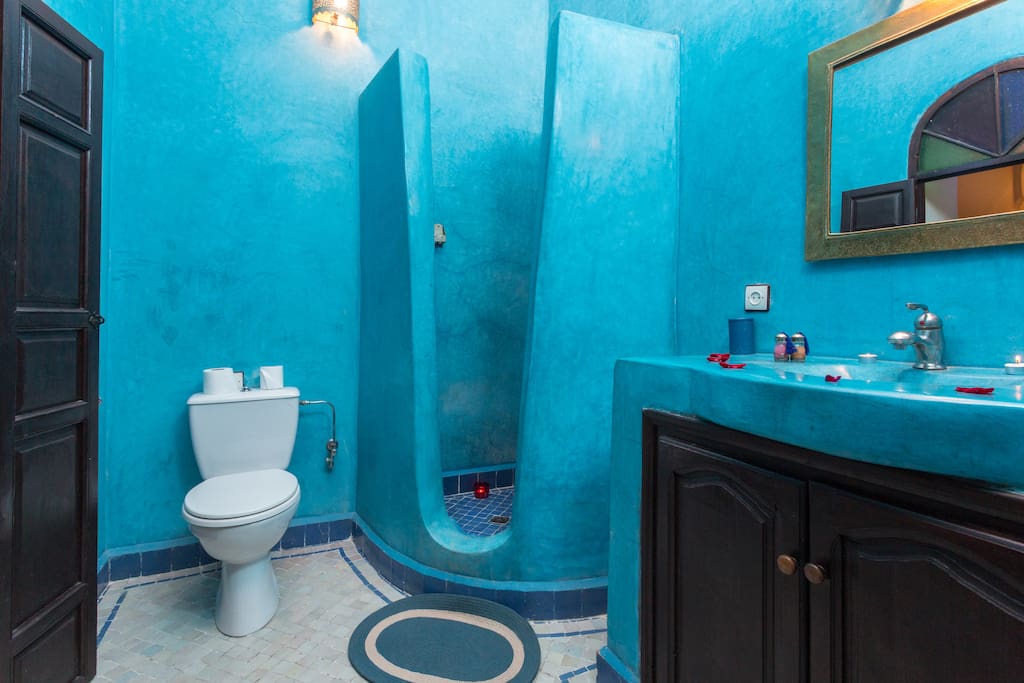 Salle de bain privé avec douche en Tadellaket.