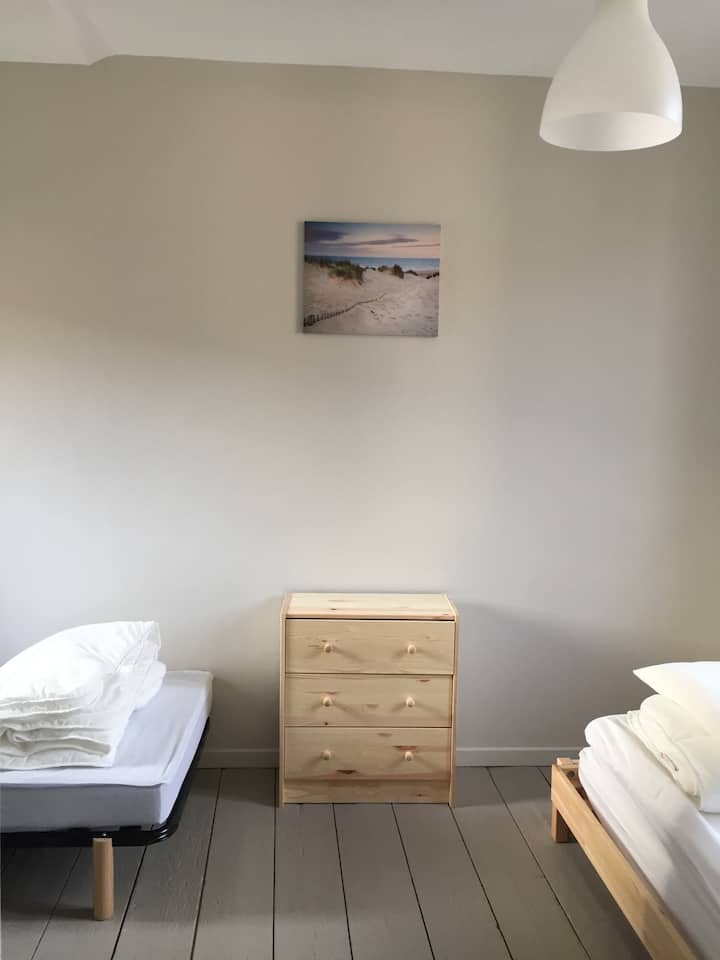 卧室3 ：单人床和带轮床