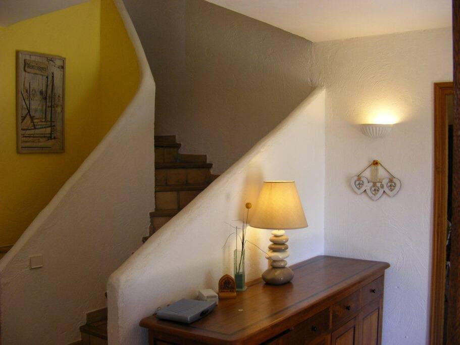 Hall d'entrée et accès aux trois chambres de l'étage