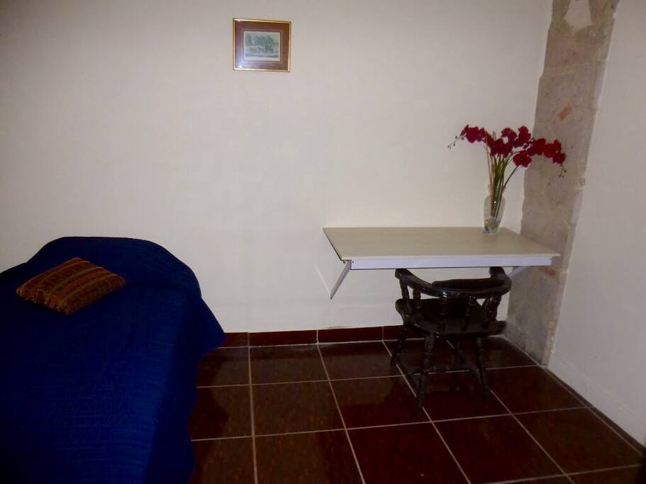 Habitación con mesa de trabajo y closet. (Todos los servicios incluidos)