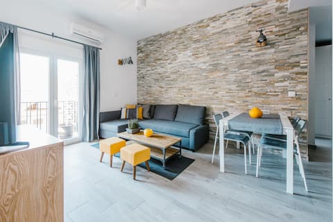 Ad32 Bright apt at the foot of the Puente Triana