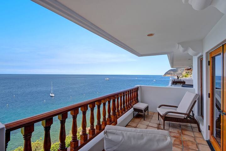 H1151: Luxurious Villa on Bluff’s Edge w/ VIEWS gallery image 4