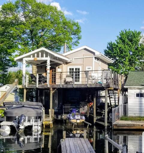 Water-Front/canal Key West Style Boathouse w/bikes