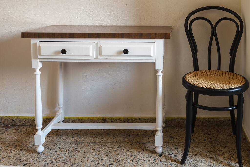Mesa y silla para estudio.