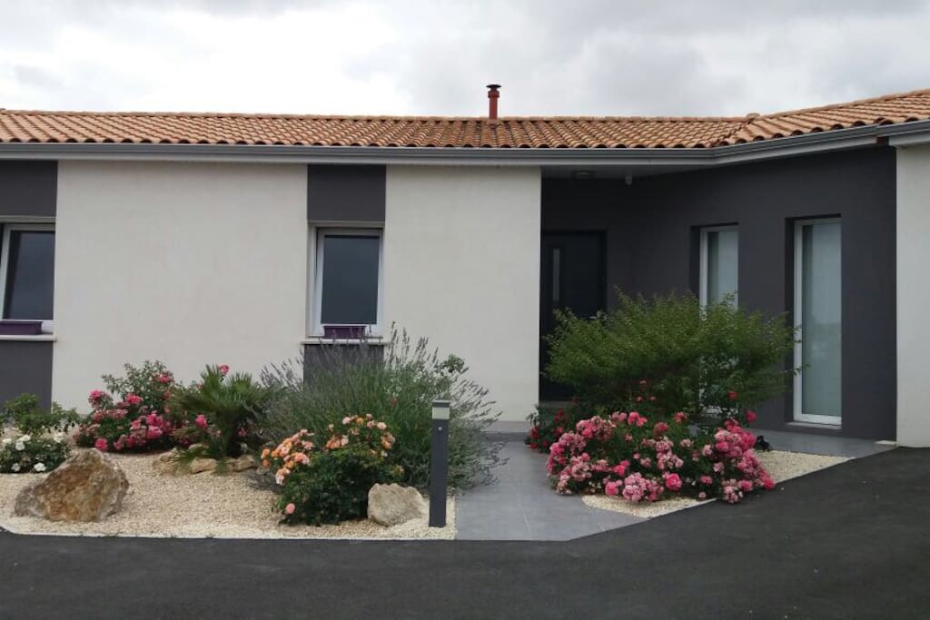 La maison est reconnaissable de loin. Le chemin d'accès est enrobé sur plus de 40m pour le bonheur des enfants.