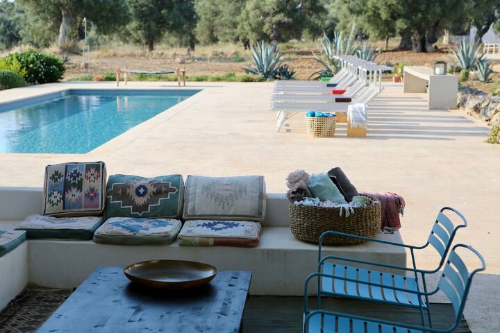 Exceptional mix of architecture, nature and luxury gallery image 4