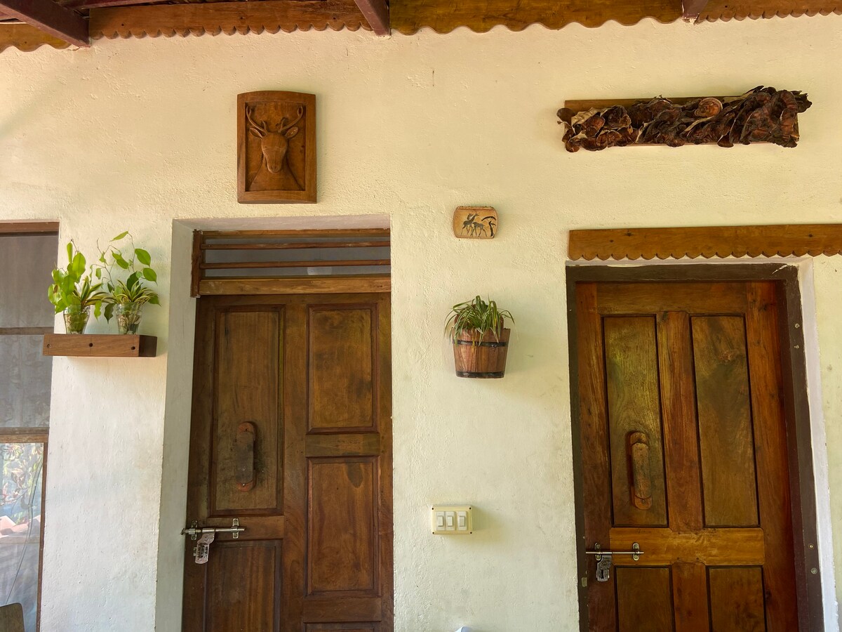 Грав и цвет е секогаш пријатна глетка! Влез во соба 1 (лево) и соба 2 (десно).