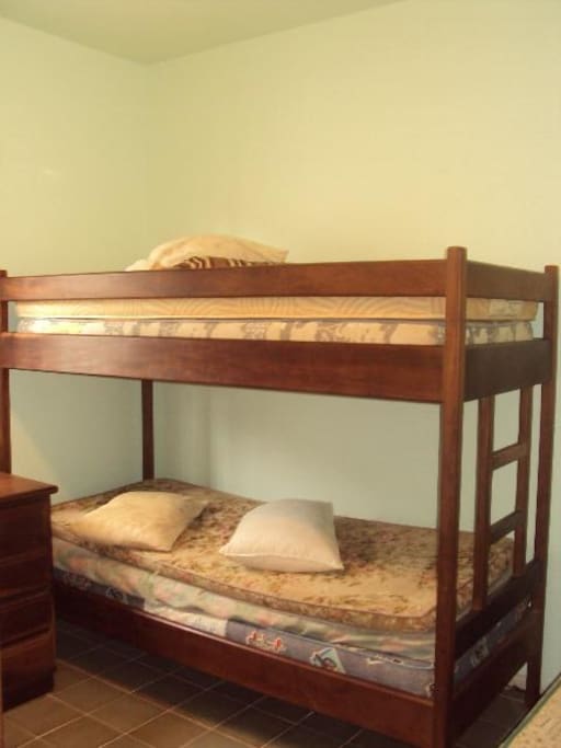 quarto de solteiro com 3 beliches