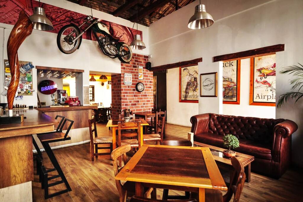 Te damos la recepción en nuestro RESTO BAR, donde podrás tomar cerveza nacional e importada, tomar un café o leer un libro.
Compartir con visitantes extranjeros y nacionales, intercambio cultural.
Acompañado de la mejor música ; Jazz, Blues, Deep, Chill out.
Con una decoración única.
Todo esto con personal capacitado, con la mejor actitud.
Hablamos dos idiomas Ingles, Español.
We give you the reception at our RESTO BAR, where you can drink national and imported beer, have a coffee or read a book.
Share with foreign and national visitors, cultural exchange.
Accompanied by the best music; Jazz, Blues, Deep, Chill out.
With a unique decoration.
All this with trained personnel, with the best attitude.
We speak two languages English, Spanish.
