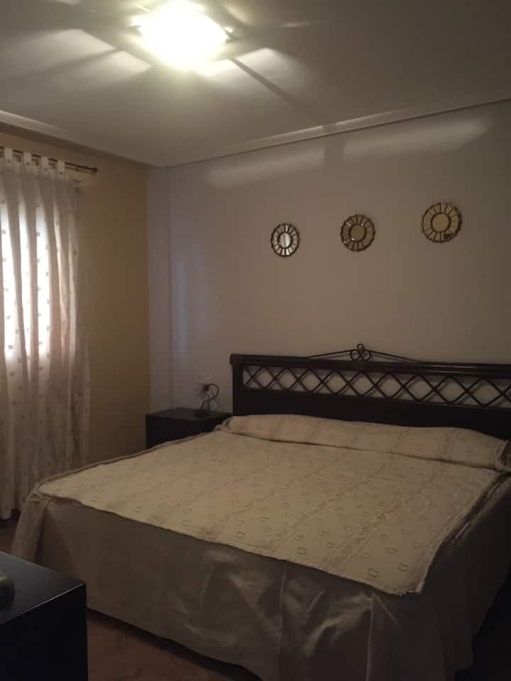 卧室非常宽敞，有2张105个关节的床和2个大衣柜。